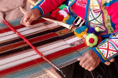 Chinchero 'da sanat ve gelenek canlanıyor. And dokumacılarının yetenekli elleri nesilden nesile geçen antik tekniklerle şaheserler yaratıyor. Cusco 'nun zengin mirasıyla canlı bir bağlantı.
