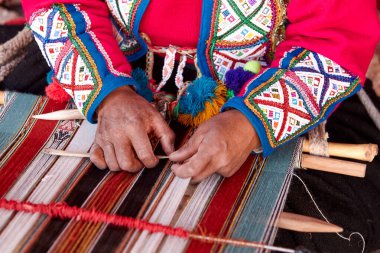 Chinchero 'da sanat ve gelenek canlanıyor. And dokumacılarının yetenekli elleri nesilden nesile geçen antik tekniklerle şaheserler yaratıyor. Cusco 'nun zengin mirasıyla canlı bir bağlantı.
