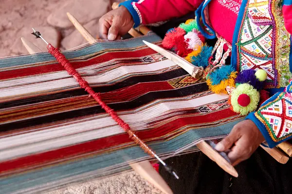 Chinchero 'da sanat ve gelenek canlanıyor. And dokumacılarının yetenekli elleri nesilden nesile geçen antik tekniklerle şaheserler yaratıyor. Cusco 'nun zengin mirasıyla canlı bir bağlantı.