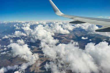 Cusco 'ya uçarken en çarpıcı manzaralardan biri Cordillera Vilcanota manzarası ve Moray Maras' ın sonsuz mısır tarlalarıdır. Apu Salcantay en uzun olanı..