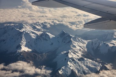 Cusco 'ya uçarken en çarpıcı manzaralardan biri Cordillera Vilcanota manzarası ve Moray Maras' ın sonsuz mısır tarlalarıdır. Apu Salcantay en uzun olanı..