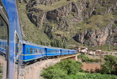 Gizemli Machu Picchu yolculuğuna çıkanlar, muhteşem And Dağları 'nın içinden süzülerek, bu tren yolculuğu varış yeri kadar büyülü. Cusco Peru