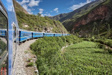Gizemli Machu Picchu yolculuğuna çıkanlar, muhteşem And Dağları 'nın içinden süzülerek, bu tren yolculuğu varış yeri kadar büyülü. Cusco Peru