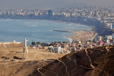 Yokuş aşağı MTB sürücüsü arka planda Pasifik Okyanusu ve Lima şehrinin görkemli manzarasıyla El Morro Solar 'ın engebeli hatlarını oyuyor..