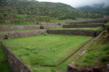 Tipn, İnka hidrolik mühendisliğinin ihtişamını sergiliyor. Bu arkeolojik alan, seremoni pınarları aracılığıyla kristal berrak suyu kanalize eden karmaşık şekilde oyulmuş teraslar ve su kemerlerini içerir.. 