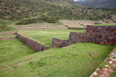 Tipn, İnka hidrolik mühendisliğinin ihtişamını sergiliyor. Bu arkeolojik alan, seremoni pınarları aracılığıyla kristal berrak suyu kanalize eden karmaşık şekilde oyulmuş teraslar ve su kemerlerini içerir.. 