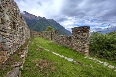 Choquequiraos engebeli arazisi her adımda macera ruhunu sınar. Zaman ve doğa tarafından oyulmuş bu dramatik And yamaçları Perus 'un en hayranlık uyandıran gizli hazinelerinden birine öncülük eder..