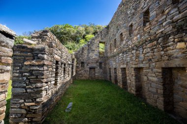Choquequiraos engebeli arazisi her adımda macera ruhunu sınar. Zaman ve doğa tarafından oyulmuş bu dramatik And yamaçları Perus 'un en hayranlık uyandıran gizli hazinelerinden birine öncülük eder..