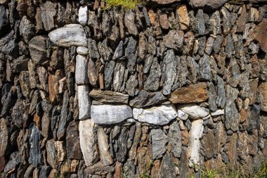 Choquequiraos engebeli arazisi her adımda macera ruhunu sınar. Zaman ve doğa tarafından oyulmuş bu dramatik And yamaçları Perus 'un en hayranlık uyandıran gizli hazinelerinden birine öncülük eder..