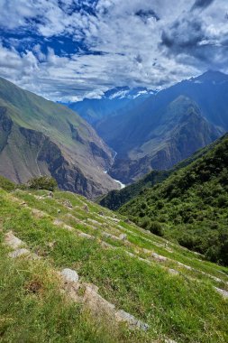 Choquequiraos engebeli arazisi her adımda macera ruhunu sınar. Zaman ve doğa tarafından oyulmuş bu dramatik And yamaçları Perus 'un en hayranlık uyandıran gizli hazinelerinden birine öncülük eder..