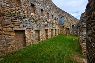 Choquequiraos engebeli arazisi her adımda macera ruhunu sınar. Zaman ve doğa tarafından oyulmuş bu dramatik And yamaçları Perus 'un en hayranlık uyandıran gizli hazinelerinden birine öncülük eder..