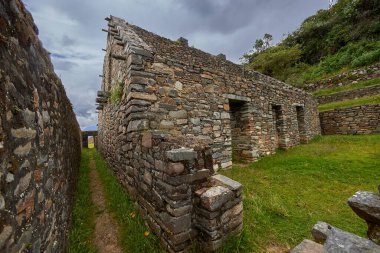 Choquequiraos engebeli arazisi her adımda macera ruhunu sınar. Zaman ve doğa tarafından oyulmuş bu dramatik And yamaçları Perus 'un en hayranlık uyandıran gizli hazinelerinden birine öncülük eder..