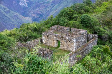 Choquequiraos engebeli arazisi her adımda macera ruhunu sınar. Zaman ve doğa tarafından oyulmuş bu dramatik And yamaçları Perus 'un en hayranlık uyandıran gizli hazinelerinden birine öncülük eder..