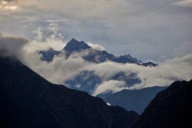 Choquequiraos engebeli arazisi her adımda macera ruhunu sınar. Zaman ve doğa tarafından oyulmuş bu dramatik And yamaçları Perus 'un en hayranlık uyandıran gizli hazinelerinden birine öncülük eder..