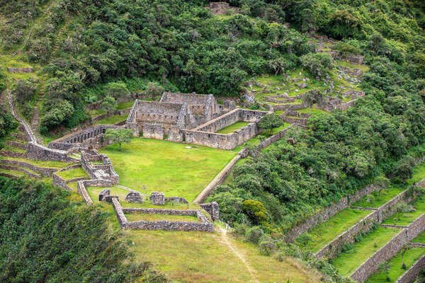 Choquequiraos пересеченной местности испытывает дух приключений с каждым шагом. Вырезанные по времени и природе, эти впечатляющие Андские склоны ведут к одному из самых впечатляющих скрытых сокровищ Перуса.