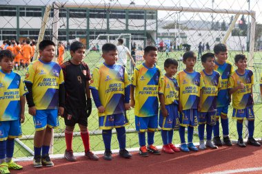 Futbol oynayan çocuklar