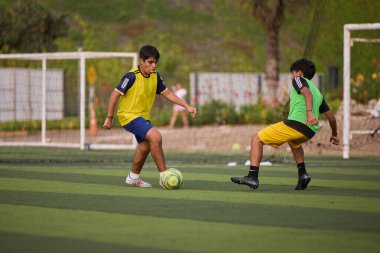 Futbol oynayan çocuklar