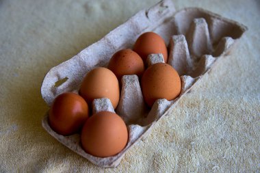 A perfect mix of brown and speckled eggs, straight from the farm. Each egg is a little work of nature, packed with freshness and rich flavor. Whether for a hearty breakfast or your favorite recipe