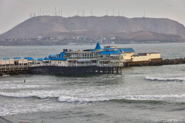 Yazın Malecon Miraflores 'ten La rosa Nautica manzarası. Lima Peru
