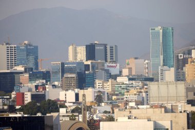 Lima 'da gökyüzüne dokunmak. Peru ufkuna karşı modern ufuk çizgisini gösteren şehirlerin en yüksek binalarının çarpıcı manzarası..