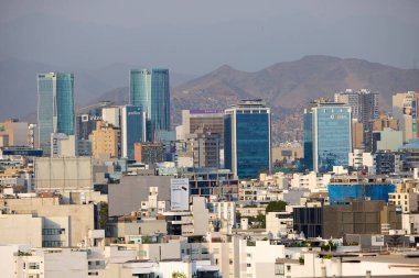 Lima 'da gökyüzüne dokunmak. Peru ufkuna karşı modern ufuk çizgisini gösteren şehirlerin en yüksek binalarının çarpıcı manzarası..