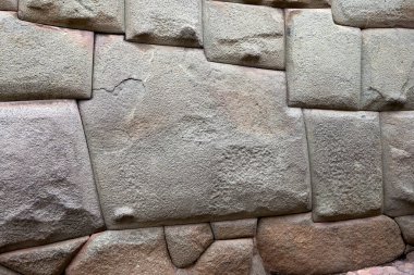 12 açılı taş Hatunrumiyoc caddesinde, Cusco 'daki Başpiskopos Sarayı' nın yanında..