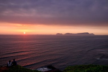 Costa Verde 'de gün batımı, Lima' nın kıyı güzelliğinin kıymetini bilmenizi sağlayan huzurlu ve manzaralı bir deneyimdir. Romantik bir gezintiye mi çıkmak istiyorsun yoksa fotoğraf çektirme fırsatı mı?.