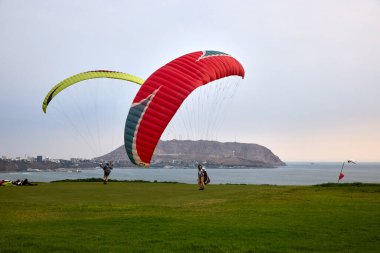 Miraflores 'in çarpıcı sahil şeridinde yamaç paraşütü yapmanın heyecanı eşsizdir. Sırtında okyanus esintisi ve aşağıdaki şehir manzarasıyla.