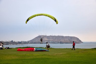 Miraflores 'in çarpıcı sahil şeridinde yamaç paraşütü yapmanın heyecanı eşsizdir. Sırtında okyanus esintisi ve aşağıdaki şehir manzarasıyla.