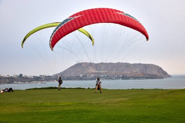 Miraflores 'in çarpıcı sahil şeridinde yamaç paraşütü yapmanın heyecanı eşsizdir. Sırtında okyanus esintisi ve aşağıdaki şehir manzarasıyla.
