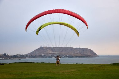 Miraflores 'in çarpıcı sahil şeridinde yamaç paraşütü yapmanın heyecanı eşsizdir. Sırtında okyanus esintisi ve aşağıdaki şehir manzarasıyla.