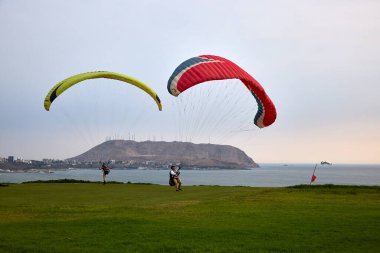 Miraflores 'in çarpıcı sahil şeridinde yamaç paraşütü yapmanın heyecanı eşsizdir. Sırtında okyanus esintisi ve aşağıdaki şehir manzarasıyla.