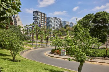 Yanınızda La Costa Verde 'nin sonsuz mavisiyle, Miraflores uçurumlarında gezinmek. Burada attığınız her adım, Lima' nın hayatı, doğasını ve güzelliğini kutlamak gibi geliyor.