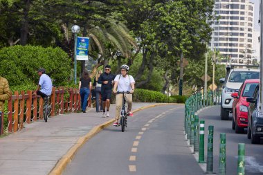 Yanınızda La Costa Verde 'nin sonsuz mavisiyle, Miraflores uçurumlarında gezinmek. Burada attığınız her adım, Lima' nın hayatı, doğasını ve güzelliğini kutlamak gibi geliyor.