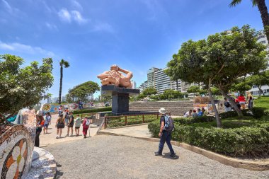 Yanınızda La Costa Verde 'nin sonsuz mavisiyle, Miraflores uçurumlarında gezinmek. Burada attığınız her adım, Lima' nın hayatı, doğasını ve güzelliğini kutlamak gibi geliyor.