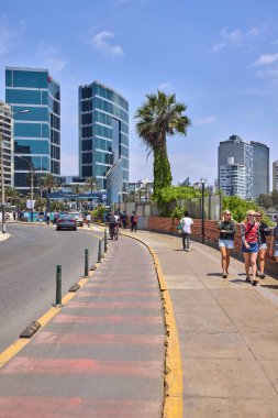 Yanınızda La Costa Verde 'nin sonsuz mavisiyle, Miraflores uçurumlarında gezinmek. Burada attığınız her adım, Lima' nın hayatı, doğasını ve güzelliğini kutlamak gibi geliyor.