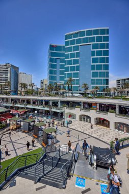 Larcomar bir alışveriş merkezinden daha fazlası. Bu bir deneyim. Lüks mağazalardan okyanus manzaralarına kadar, Miraflores 'in coşkulu ruhunun tadını çıkarmak için mükemmel bir yer..