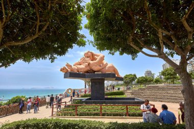 El Parque del Amoré 'da aşk havası var. Çiçekler, okyanus manzaraları ve Miraflores' de romantizmi kutlamak için mükemmel bir yer..