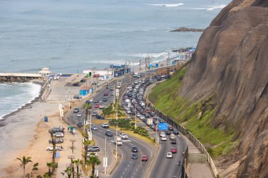 Limas sahil şeridinin güzelliği şehir yaşamının gerçekliğiyle buluşuyor! İster sahile gidin, ister buradan geçin, bu yoğun anlarda önemli olan sabırdır..