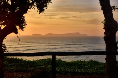 San Lorenzo Adası üzerinde altın renkler. Gökyüzünü ve denizi mükemmel bir ahenkle boyayan nefes kesici bir günbatımı, Lima kıyılarında sakin bir an..