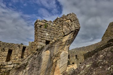 Machu Picchu, Peru 'nun And Dağları' nda, Cusco şehri yakınlarında yer alan bir İnka kalesidir. 1450 yılında İnka İmparatoru Pachacuti döneminde inşa edilmiştir..