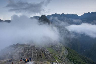 Gün ışığının ilk ışıkları antik taşları öperken Machu Picchu sonsuz ihtişamıyla uyanır. Tarihin, gizemin ve doğal güzelliğin nefes kesici bir karışımı.
