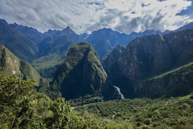 Gün ışığının ilk ışıkları antik taşları öperken Machu Picchu sonsuz ihtişamıyla uyanır. Tarihin, gizemin ve doğal güzelliğin nefes kesici bir karışımı.