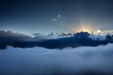 Gün ışığının ilk ışıkları antik taşları öperken Machu Picchu sonsuz ihtişamıyla uyanır. Tarihin, gizemin ve doğal güzelliğin nefes kesici bir karışımı.