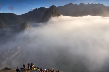 Gün ışığının ilk ışıkları antik taşları öperken Machu Picchu sonsuz ihtişamıyla uyanır. Tarihin, gizemin ve doğal güzelliğin nefes kesici bir karışımı.
