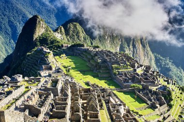 Gün ışığının ilk ışıkları antik taşları öperken Machu Picchu sonsuz ihtişamıyla uyanır. Tarihin, gizemin ve doğal güzelliğin nefes kesici bir karışımı.