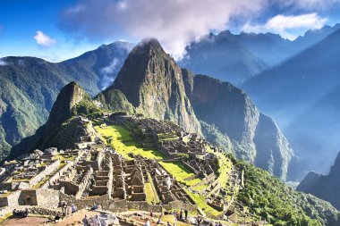 Gün ışığının ilk ışıkları antik taşları öperken Machu Picchu sonsuz ihtişamıyla uyanır. Tarihin, gizemin ve doğal güzelliğin nefes kesici bir karışımı.