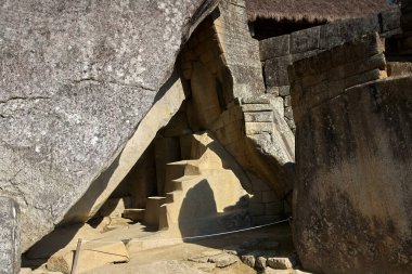 Machu Picchu, Peru 'nun And Dağları' nda, Cusco şehri yakınlarında yer alan bir İnka kalesidir. 1450 yılında İnka İmparatoru Pachacuti döneminde inşa edilmiştir..