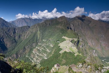 Machu Picchu, Peru 'nun And Dağları' nda, Cusco şehri yakınlarında yer alan bir İnka kalesidir. 1450 yılında İnka İmparatoru Pachacuti döneminde inşa edilmiştir..