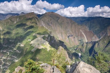 Machu Picchu, Peru 'nun And Dağları' nda, Cusco şehri yakınlarında yer alan bir İnka kalesidir. 1450 yılında İnka İmparatoru Pachacuti döneminde inşa edilmiştir..